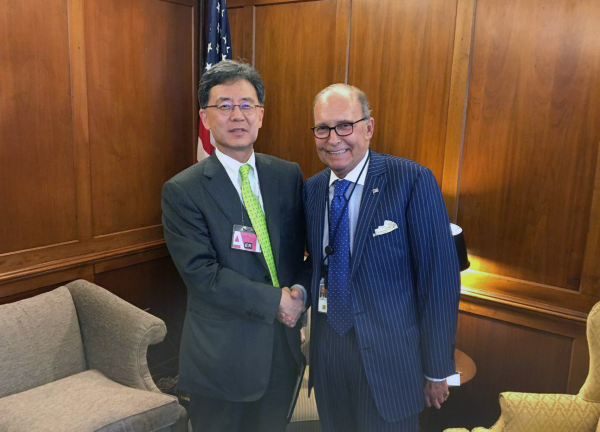 ▲김현종 산업통상자원부 통상교섭본부장이 지난해 7월 미국 워싱턴 D.C. 백악관 회의실에서 래리 커들로(Larry Kudlow) 美 국가경제위원회(NEC) 의장과 면담하고 있다.(뉴시스)