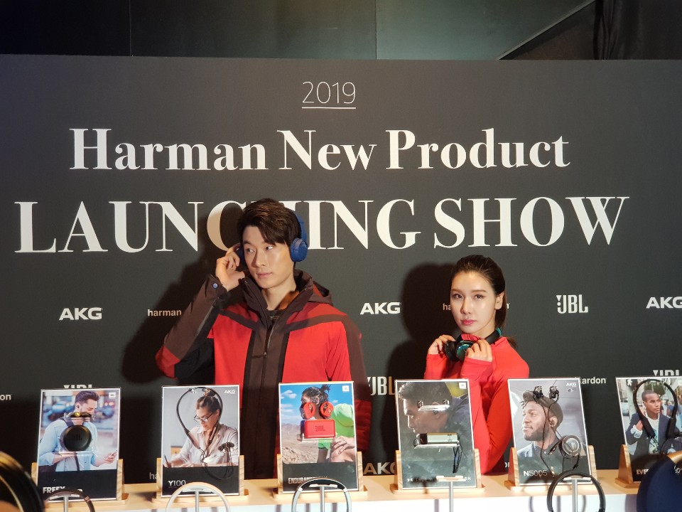 ▲28일 열린 하만 신제품 발표회에서 모델이 제품을 소개하고 있다. (송영록 기자 syr@)