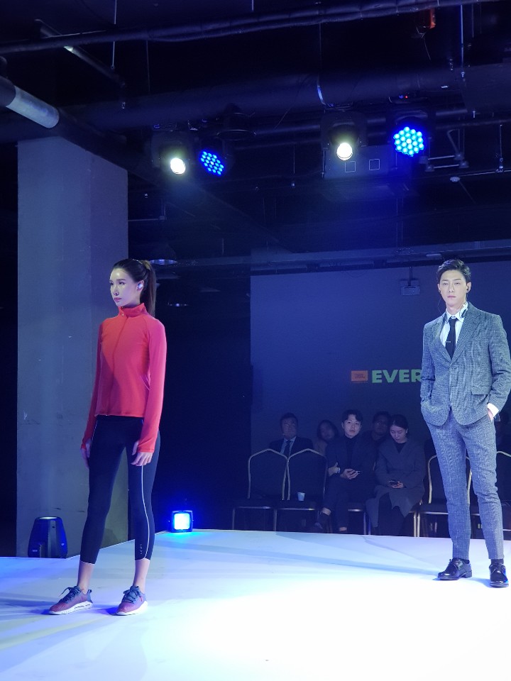 ▲28일 열린 하만 신제품 발표회에서 모델이 제품을 소개하고 있다. (송영록 기자 syr@)