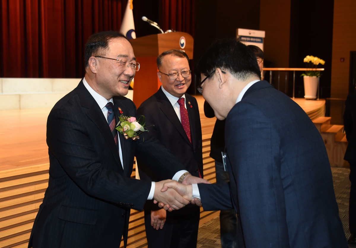▲홍남기 경제부총리 겸 기획재정부 장관이 28일 세종시 국세청에서 열린 '2019년 전국세무관서장 회의'에 참석해 세무관서장들과 악수를 나누고 있다.(제공=기획재정부)