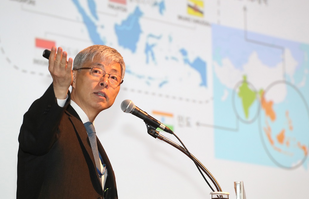 ▲김현철 신 남방정책 특별위원회 위원장이 28일 오전 서울 중구 대한상공회의소에서 열린 CEO 조찬간담회에서 강연하고 있다.(연합뉴스)