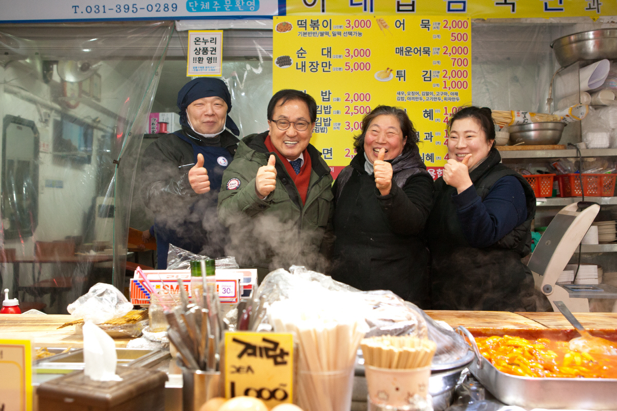 ▲유영민 과학기술정보통신부 장관(왼쪽 두번째)이 경기도 군포시 산본시장을 방문해 상인들과 기념촬영을 하고 있다. 이날 유 장관은 산본시장에서 매화종합사회복지관(사회복지시설)에 전달할 위문물품을 구매하고 상인들과 대화를 나눴다. 사진제공 과학기술정보통신부