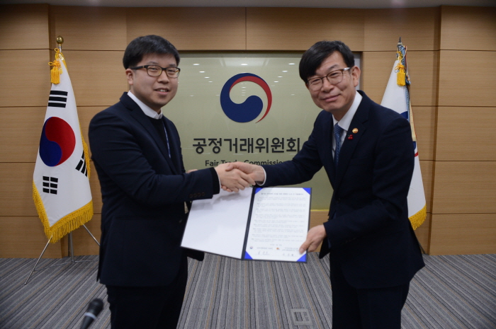 ▲김상조 공정거래위원장(오른쪽)과 주상현 국가공무원노동조합 공정위 지부장이 28일 '활기찬 조직문화 조성을 위한 자율협약'을 체결하고 기념촬영을 하고 있다. (공정거래위원회)