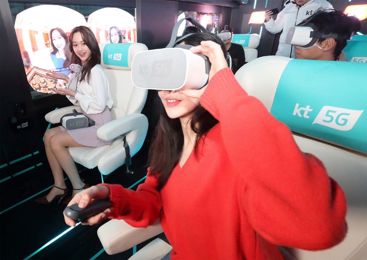 ▲KT 고객들이 5G 체험버스에서 5G콘텐츠를 이용해 가상현실을 체험하고 있다. (사진제공=KT)