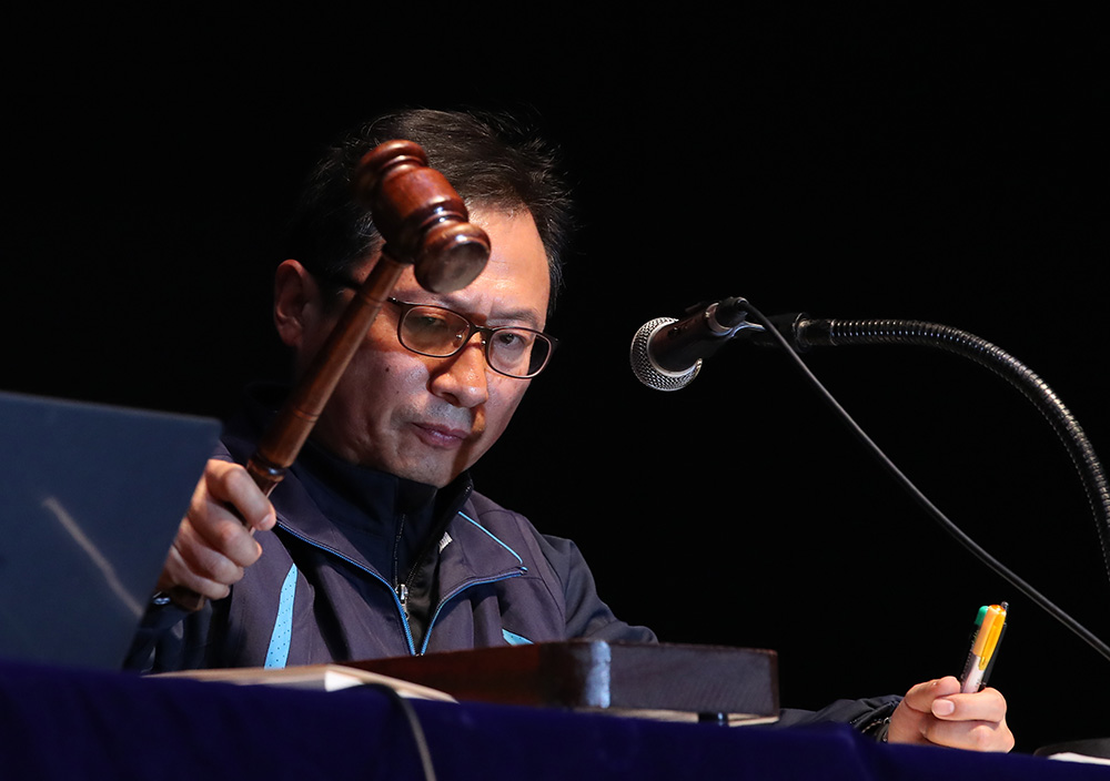 ▲29일 오전 서울 강서구 KBS 아레나홀에서 열린 민주노총 정기 대의원대회에서 김명환 위원장이 경제사회노동위원회 참여 안건 처리를 하지 못한 채 산회를 선포하고 있다.(연합뉴스)