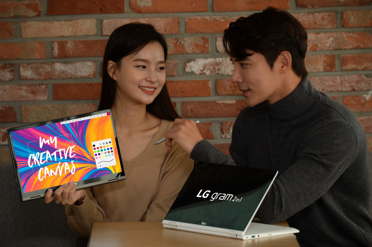 ▲모델들이 와콤의 스타일러스 펜으로 LG 그램 투인원의 화면 터치 기능을 이용하고 있다.(사진제공 LG전자)