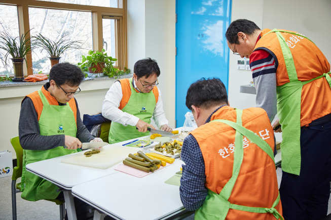 ▲한화건설 임직원들이 지난 25일 마포구 성산동에 위치한 마포장애인종합복지관을 방문, 지역 내 이웃들에게 나누어드리기 위한 설맞이 선물세트에 들어갈 가래떡을 썰고 있다.(사진제공=한화그룹)