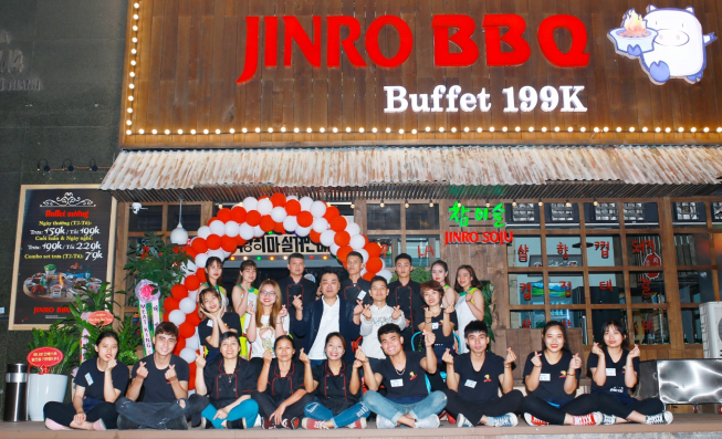 ▲베트남 수도 하노이 동다구 힌투캉 지역에 위치한 ‘진로바베큐’ 1호점 앞에서 직원들이 파이팅을 외치고있다.