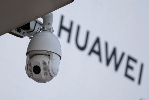 ▲29일(현지시간) 중국 베이징의 한 쇼핑물의 화웨이 간판 앞에 감시 카메라가 보인다. 베이징/로이터연합뉴스 
