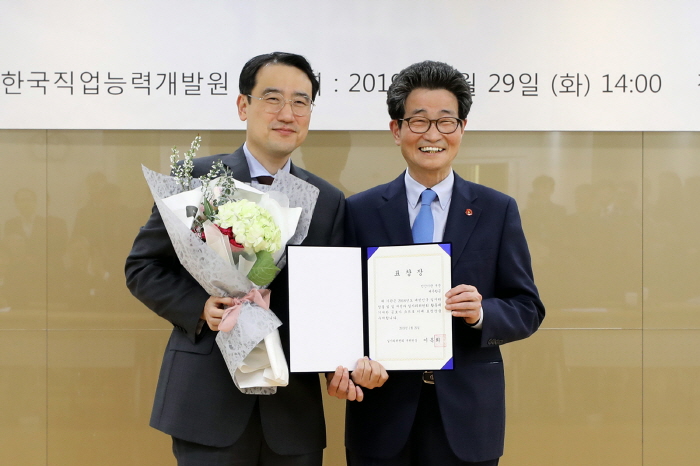 ▲29일 서울 종로구 KT광화문빌딩에서 제주항공 이석주 대표이사(왼쪽)가 이목희 일자리위원회 부위원장으로부터 '2018년 대한민국 일자리 창출 유공 표창’을 받고 기념촬영을 하고 있다. 사진제공 제주항공