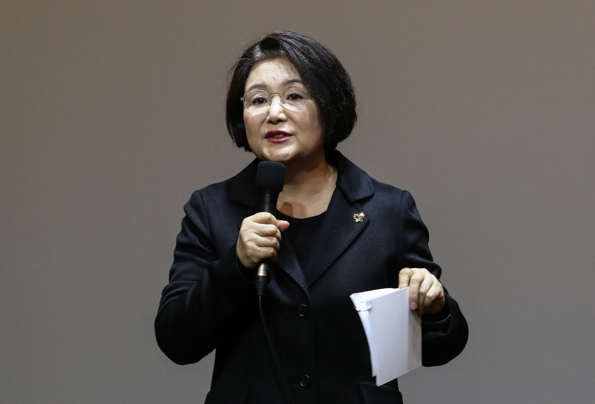 ▲문재인 대통령 부인 김정숙 여사가 29일 오후 서울 성북구 아리랑시네센터에서 국산 애니메이션 영화 '언더독'을 관람한 뒤 인사말을 하고 있다.(연합뉴스)