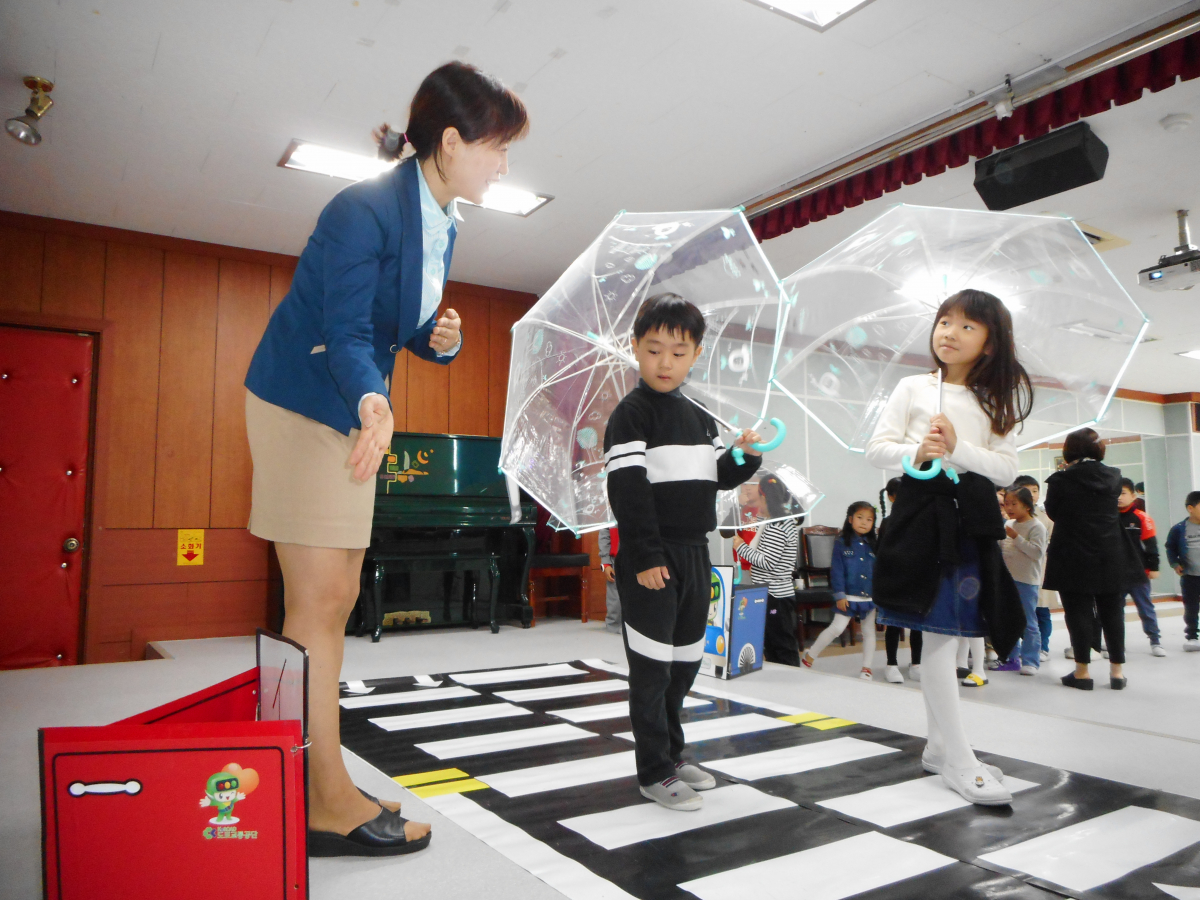 ▲우천시 보행자 시야를 확보하고 운전자 시인성도 높여주는 현대모비스 투명우산(사진제공=현대모비스)