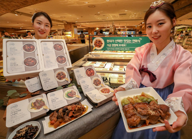 ▲압구정본점에서 모델들이 연화식 선물세트를 소개하고 있는 모습