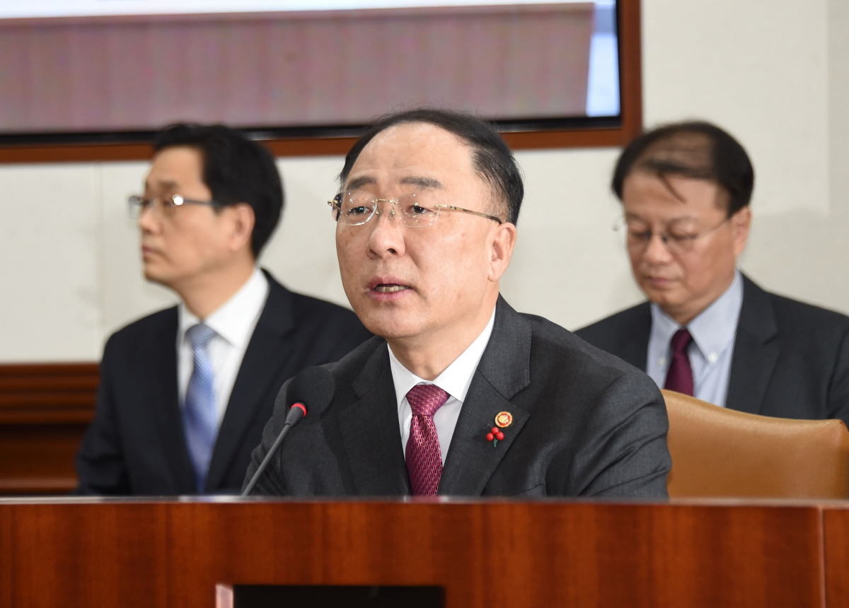 ▲홍남기 경제부총리 겸 기획재정부 장관이 30일 광화문 정부서울청사에서 '제7차 경제활력대책회의 겸 제5차 경제관계장관회의'를 주재하고 모두발언을 하고 있다.(제공=기획재정부)