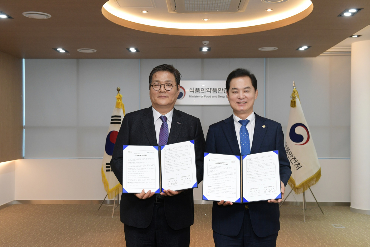 ▲식약처-한국콘텐츠진흥원, 식품.화장품 분야 업무협약 체결(왼쪽)한국콘텐츠진흥원원장 김영준 (오른쪽) 식품의약품안전처 처장 류영진(식약처)
