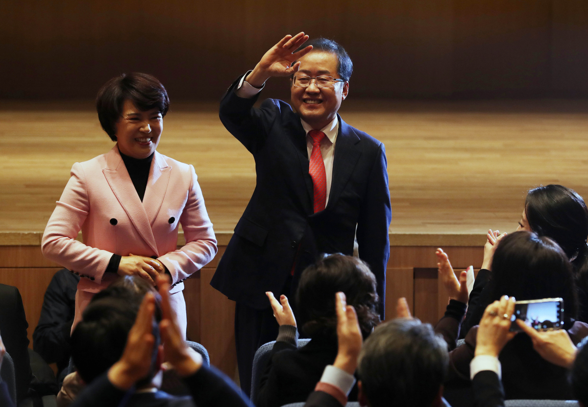 ▲홍준표 전 자유한국당 대표가 30일 오후 서울 여의도 교육공제회관에서 출마기자회견을 열고 다음달 27일 열리는 한국당 전당대회에 당 대표 후보로 출마하겠다는 뜻을 밝혔다. 사진은 출마선언에 앞서 개최한 출판기념회에서 지지자들을 향해 손을 흔들고 있는 모습. (사진=연합뉴스)