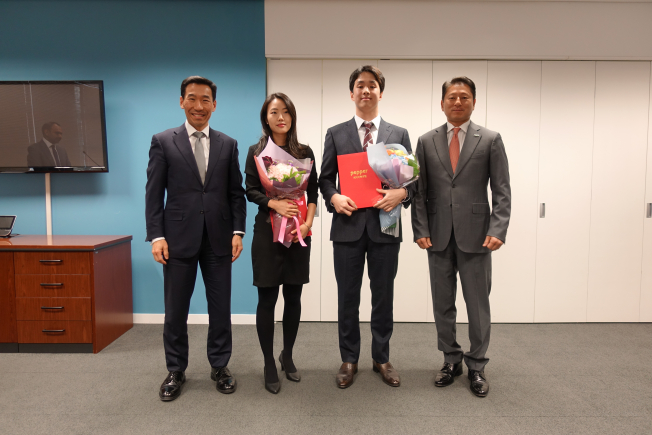 ▲29일 서울 호주대사관에서 열린 `호주 유학 지원금 수여식`에서 장매튜 페퍼저축은행 대표(오른쪽), 제임스 최 호주대사(왼쪽)가 장학생들과 함께 사진을 찍고 있다.(사진 제공=페퍼저축은행)