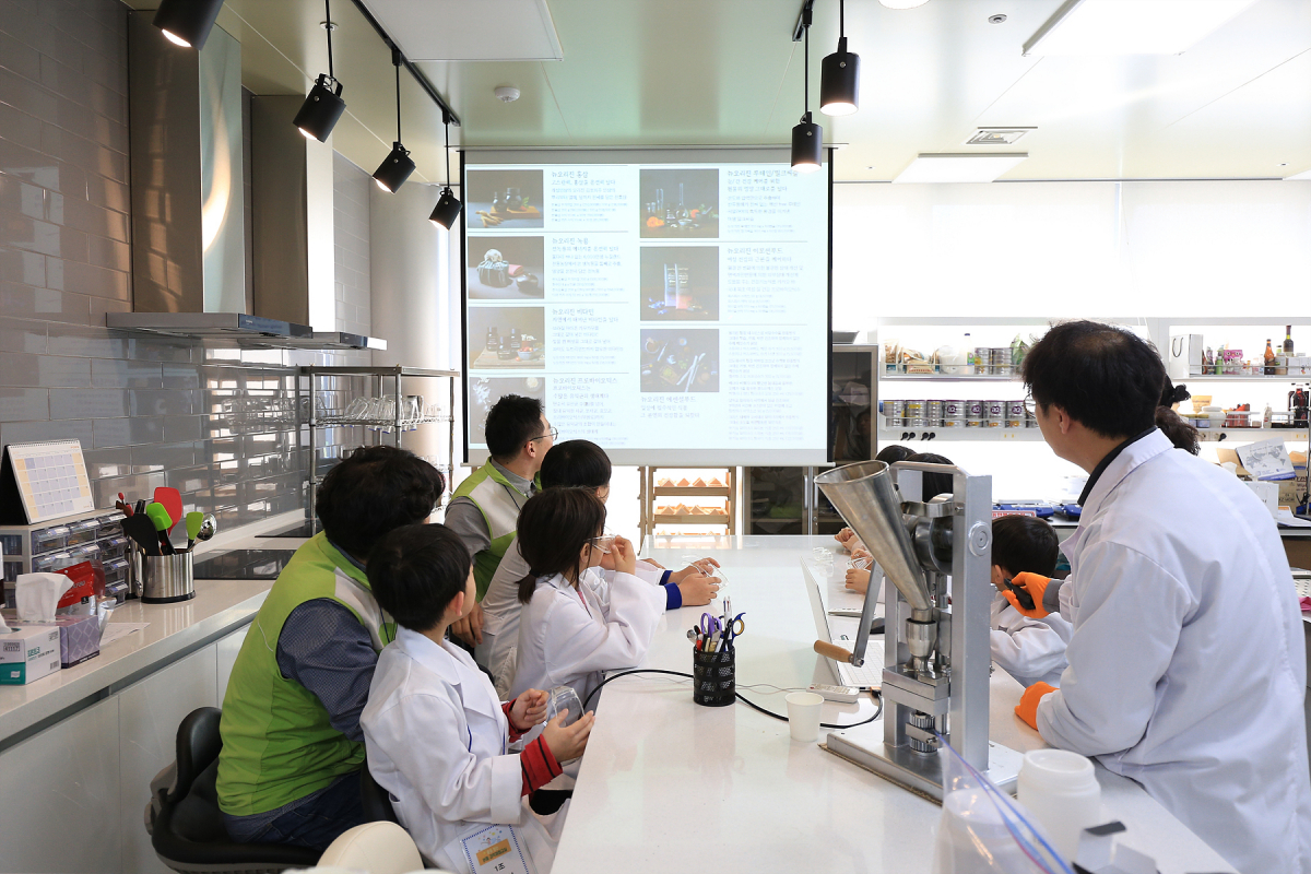 ▲wlsks 26일 유한양행 중앙연구소에서 열린‘꿈을 찾는 버들과학체험교실’에서 강의가 진행되고 있다.(사진제공=유한양행)