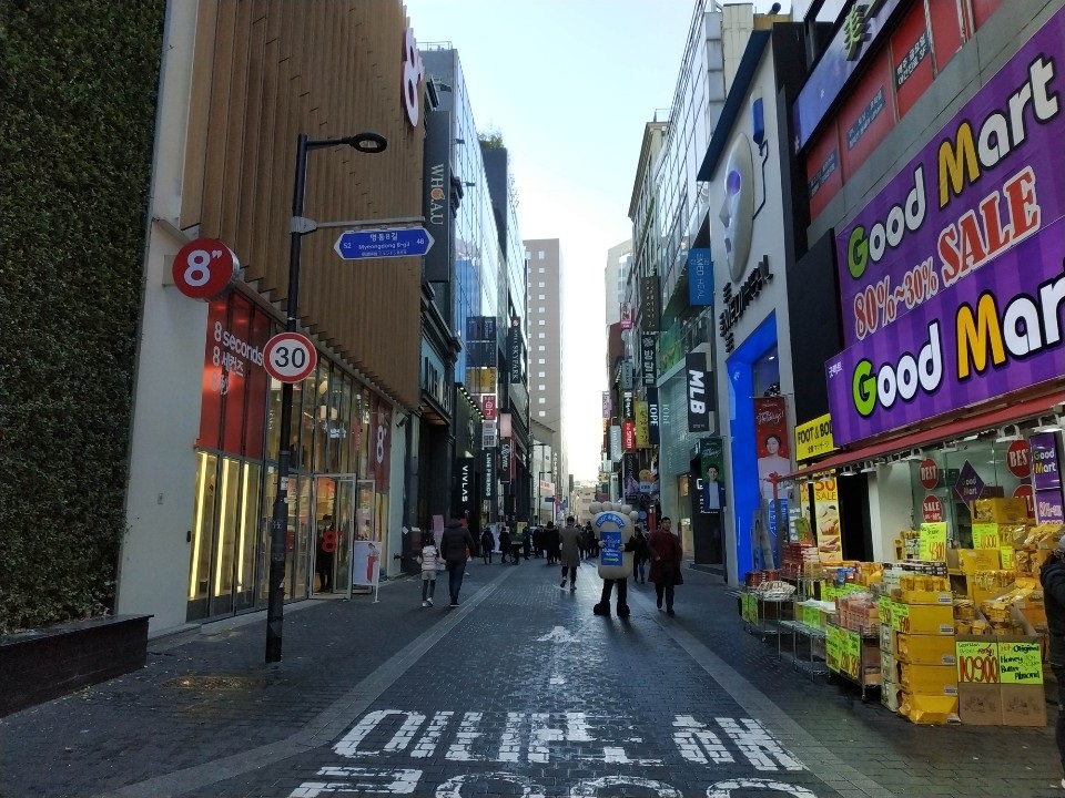 ▲서울 명동 차없는 거리는 차뿐 아니라 인파까지 줄어 스산한 모습이다.(박미선기자)