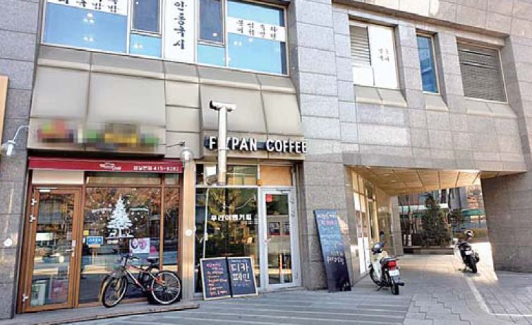 ▲인건비 부담으로 배달사원마저 정리한 한 치킨전문점은 가맹점주가 직접 자전거로 일부 단골에게만 배달하고 있다.(이꽃들기자)