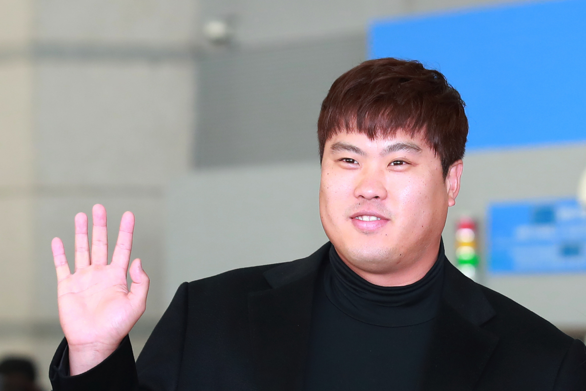 ▲출국 인사하는 LA 다저스 류현진 (연합뉴스)