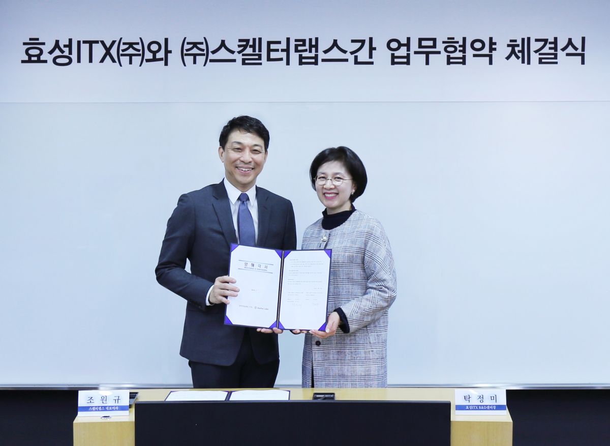 ▲30일 서울시 영등포구 효성ITX 본사에서 탁정미 효성ITX R&D센터장(오른쪽)과 대화형 AI기술 선도기업인 스켈터랩스 조원규 대표(왼쪽)가 참석한 가운데 ‘챗봇 기반의 지능형 컨택센터 구축을 위한 양해각서 업무협약(MOU)을 체결했다.(사진 제공=효성)