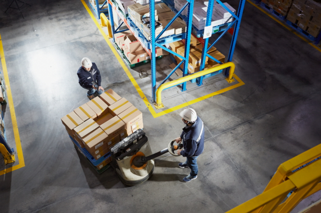 ▲CJ프레시웨이 물류센터 근무자들이 상품을 운반하는 모습.