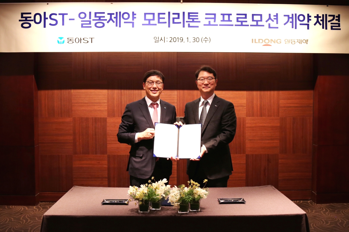 ▲엄대식 동아ST 대표(왼쪽)와 윤웅섭 일동제약 대표가 계약서 서명 후 기념 촬영을 하고 있다.(사진제공=일동제약)