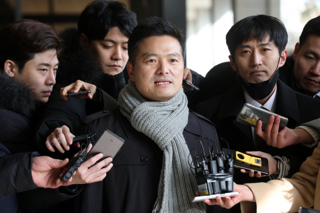 ▲김태우 전 수사관이 31일 오후 윤영찬 국민소통수석, 홍익표 더불어민주당 수석대변인, 최민희 더불어민주당 경기도당 남양주시병 지역위원장에 대한 고소장을 제출하기 위해 서울 서초구 서울중앙지방검찰청으로 향하며 입장을 밝히고 있다.(뉴시스)