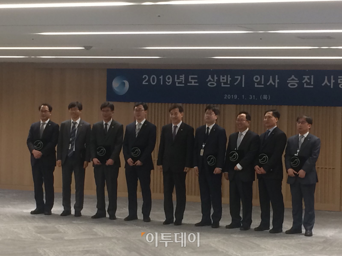 ▲31일 한국은행은 2019 상반기 인사를 단행했다. 여성들의 약진과 핵심측근들의 승진이 눈에 띄는 대목이다. 사진은 31일 서울 태평로 한은 본점에서 열린 2019년도 상반기 인사 승진 사령식에서 이주열(오른쪽에서 다섯번째) 한은 총재와 1급 승진자들이 기념촬영하는 모습.