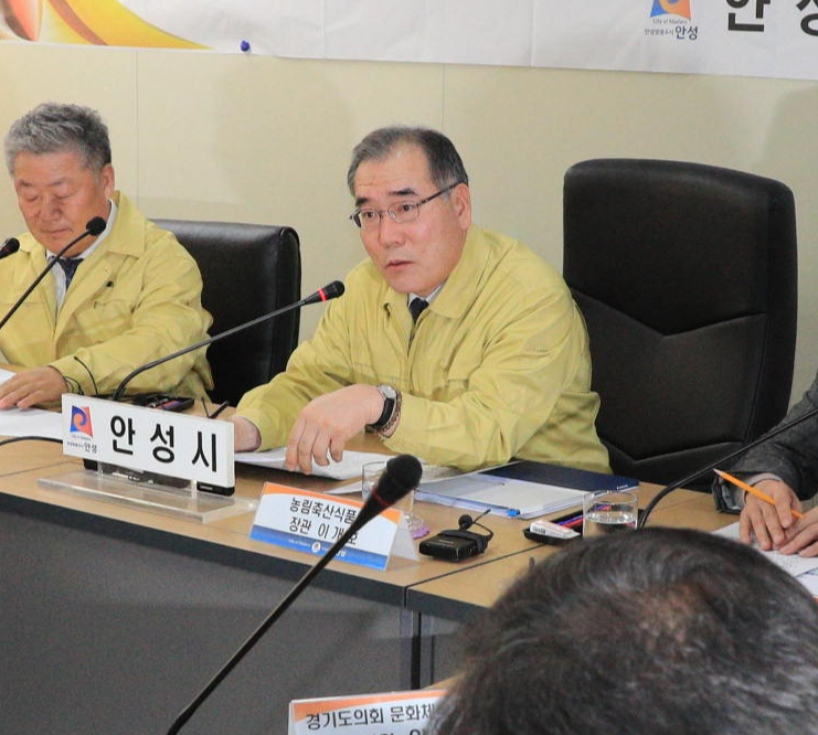 ▲이개호 농림축산식품부 장관은 31일 경기 안성시청 구제역상황실을 찾아 상황을 점검하고 근무자를 격려했다.(농림축산식품부)