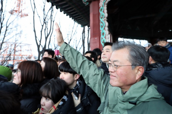 ▲문재인 대통령은 새해 첫 날인 1일 오전 서울 남산 팔각정에서 시민들과 함께 새해 해돋이를 보고 있다.(사진제공=청와대)