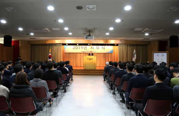 ▲일동제약그룹이 2일 서울 양재동 본사 대강당에서 시무식을 거행하고 있다.(사진제공=일동제약)
