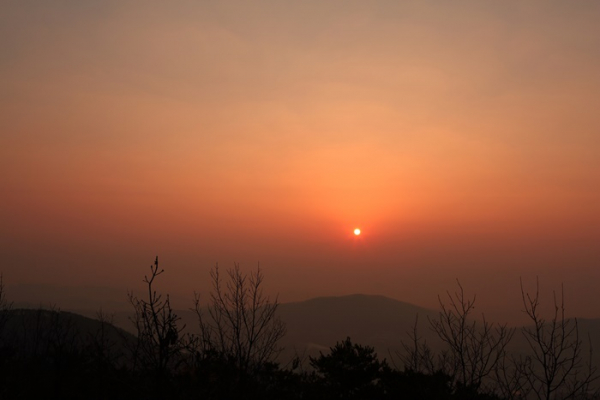 ▲화성 건달산에서는 새벽 등산로 따라 걸은 후 전망 데크에서 일출을 맞이할 수 있다.(사진제공=경기관광공사)