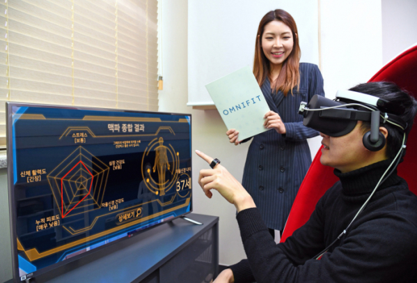 ▲지난해 12월 서울 삼성동 코엑스에서 열린 VR 엑스포에서 관람객들이 옴니핏 VR을 체험해보고 있다. ((주)옴니핏)