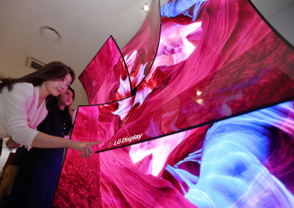 ▲LG디스플레이는 ‘CES 2019’에서 65인치 커브드 UHD OLED 디스플레이 4장을 이용해 만든 장미꽃 형태의 조형물로 OLED만의 차별화된 디자인 잠재력을 선보인다.(사진제공 LG디스플레이)