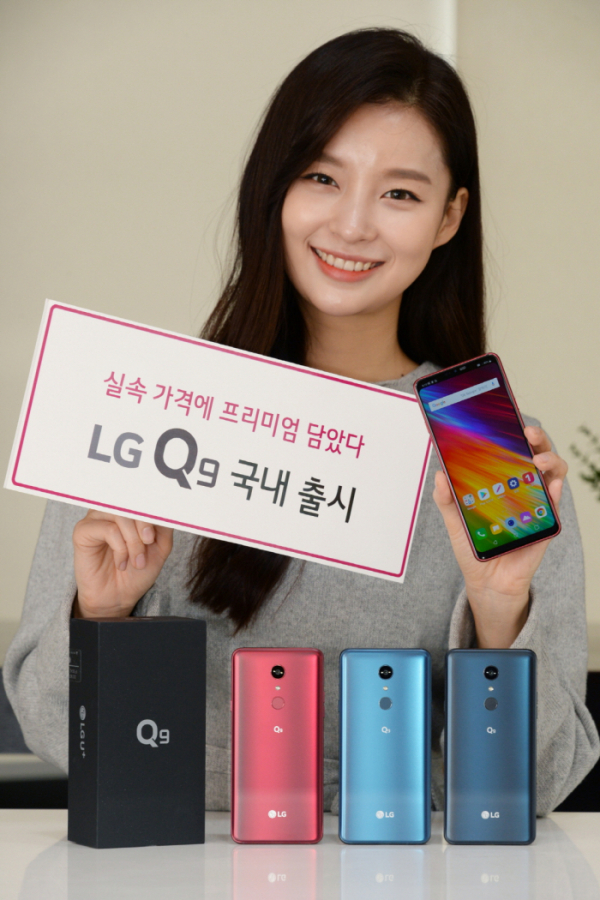 ▲6일 모델이 여의도 LG 트윈타워에서 LG Q9을 소개하고 있다.(사진제공=LG전자)