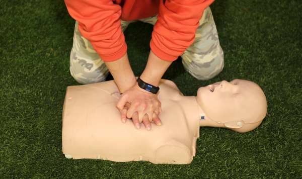 ▲(주)크레도가 개발한 ‘훈련용 CPR밴드 (CPRBAND for Training)’. 교육생들이  손목에 찬 훈련용 밴드가 심폐소생술(CPR) 수행의 정확도를 불빛으로 알려준다. ((주)크레도)