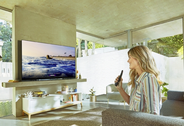 ▲LG전자는 ‘CES 2019’ 전시회에서 더 강력해진 인공지능 기능을 적용한 TV 신제품을 대거 공개한다. 모델이 인공지능 프로세서 ‘알파9 2세대(α9 Gen 2)’ 및 다양한 인공지능 플랫폼을 연동한 LG 올레드 TV 신제품으로 인공지능 기능을 이용하고 있다. 사진제공 LG전자