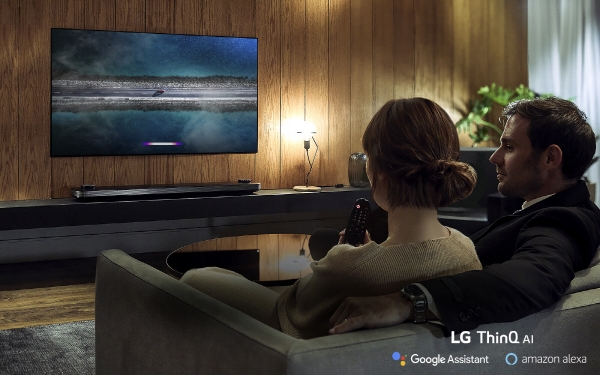 ▲LG전자는 ‘CES 2019’ 전시회에서 더 강력해진 인공지능 기능을 적용한 TV 신제품을 대거 공개한다. 모델이 인공지능 프로세서 ‘알파9 2세대(α9 Gen 2)’ 및 다양한 인공지능 플랫폼을 연동한 LG 올레드 TV 신제품으로 인공지능 기능을 이용하고 있다.(사진제공 LG전자)