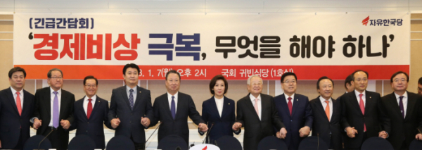 ▲박용만(왼쪽 다섯번째) 대한상의 회장과 나경원(왼쪽 여섯번째) 자유한국당 원내대표가 참석자들과 기념촬영을 하고 있다.(사진 제공=대한상의)