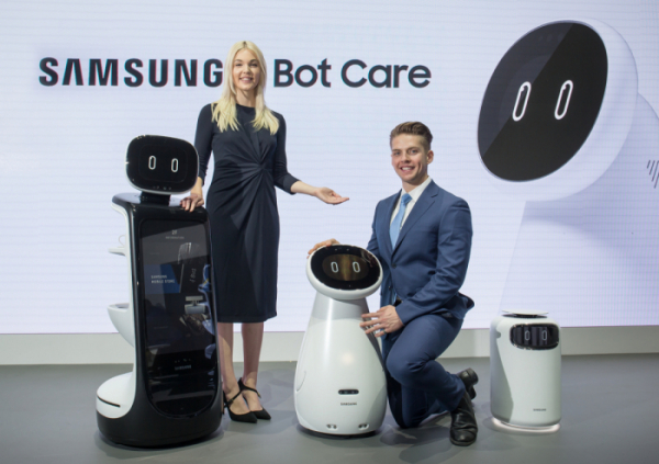 ▲삼성전자가 7일(현지시간) 미국 라스베이거스에서 열린 CES 2019에서 차세대 인공지능(AI) 프로젝트로 개발된 삼성봇을 선보였다. 삼성은 삼성봇 케어(Care)∙에어(Air)∙리테일(Retail) 등 3가지 로봇을 선보였다. (사진제공 삼성전자)