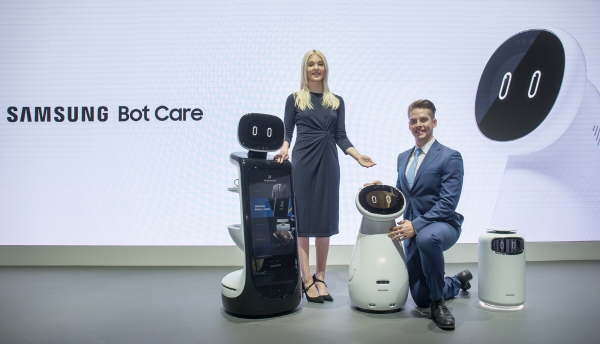 ▲삼성전자가 7일(현지시간) 미국 라스베이거스에서 열린 CES 2019에서 차세대 인공지능(AI) 프로젝트로 개발된 삼성봇을 선보였다. 삼성은 삼성봇 케어(Care)·에어(Air)·리테일(Retail) 등 3가지 로봇을 선보였다. 사진제공 삼성전자