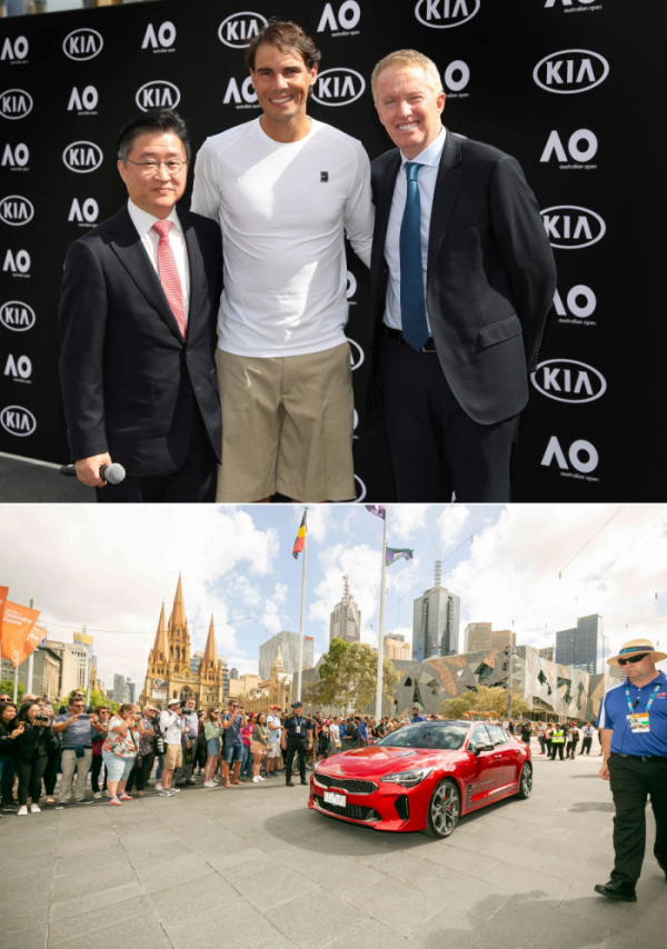 ▲기아차는 9일 호주 빅토리아주에 위치한 멜버른 파크에서 호주 유명 테니스 선수인 토드 우드브릿지(Todd Woodbridge)의 사회로, 기아차 및 호주오픈 관계자, 기아차 글로벌 홍보대사 라파엘 나달(Rafael Nadal) 선수가 참석한 가운데 '2019 호주오픈 대회 공식차량 전달식'을 가졌다. 사진 왼쪽부터 조준수 기아차 호주판매법인장, 기아차 글로벌 홍보대사 라파엘 나달(Rafael Nadal) 선수, 크레이그 타일리(Craig Tiley) 호주오픈 토너먼트 디렉터가 기념 사진을 촬영하고 있다.  (사진제공=기아차)