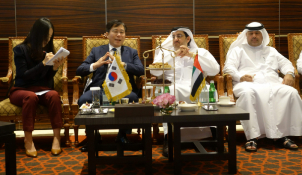 ▲지난해 성윤모 당시 특허청장이 아랍에미리트(UAE) 두바이 Raffles 호텔에서 모하메드 아흐메드 빈 압둘 아지즈 알 쉬히(Mohammed Ahmed Bin Abdul Aziz Al Shihhi) UAE 경제부 차관과 회담을 하고 있다.(뉴시스)