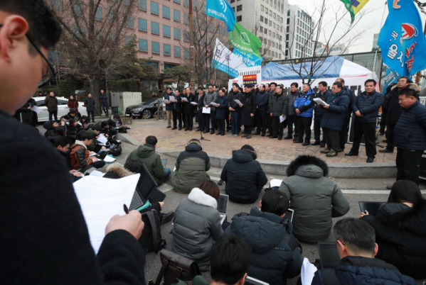 ▲10일 오후 서울 여의도 국회의사당역 앞에 설치된 카풀 반대 천막농성장 앞에서 카풀 관련 비상대책위원회 관계자들이 기자회견을 열고 발언하고 있다.(연합뉴스)