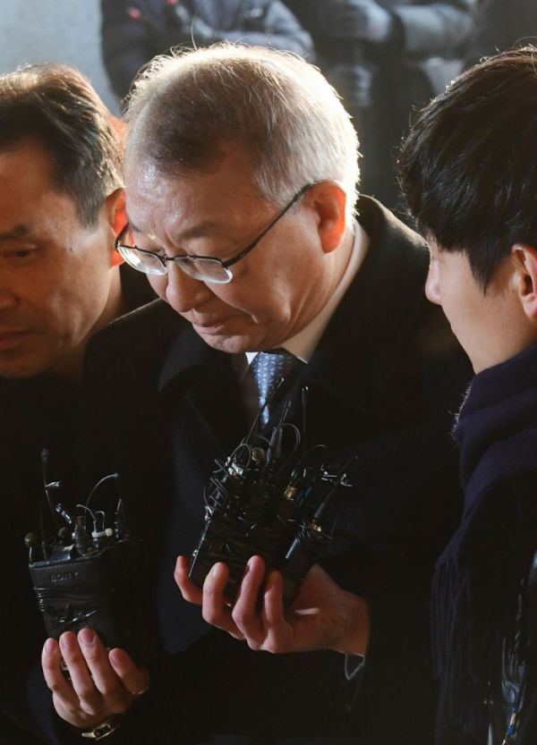 ▲양승태 전 대법원장이 11일  오전 서울 서초구 서울중앙지검에 직권남용권리행사방해 등 혐의를 받는 피의자 신분으로 출석하고 있다. 전직 대법원장이 피의자 신분으로 검찰 조사 받는 것은 헌정사상 최초다. 고이란 기자 photoeran@(이투데이DB)