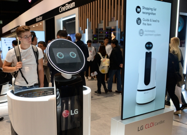 ▲2018년 9월 열린 ‘IFA 2018’에서 관람객들이  ‘LG 클로이 카트봇’을 살펴보고 있다. 사진제공 LG전자