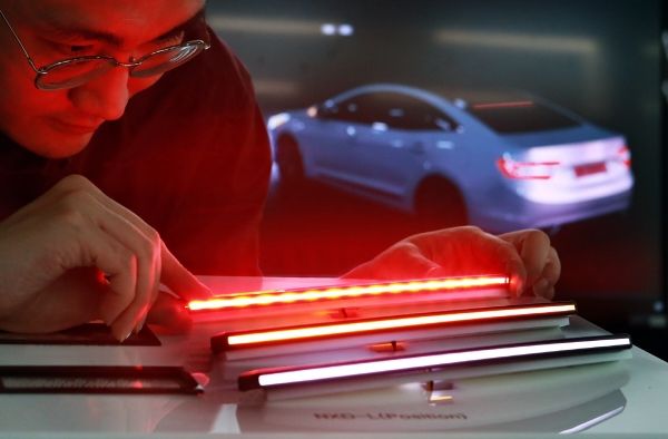 ▲LG이노텍은 자동차 외관을 한층 돋보이게 하는 새로운 LED 조명모듈을 개발했다. 후미등, 방향지시등 같은 차량 외장 조명을 두께 3mm의 매우 날렵한 선(線) 모양으로 디자인 할 수 있는 혁신 제품입니다. 사진제공 LG이노텍