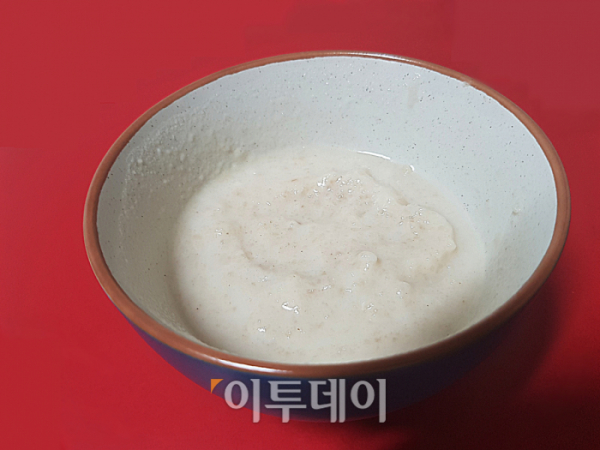 ▲죽으로 만들어 먹어도 맛없긴 똑같다. 아니 오히려 더 맛없고 더 먹기 불편하다. (김정웅 기자 cogito@)